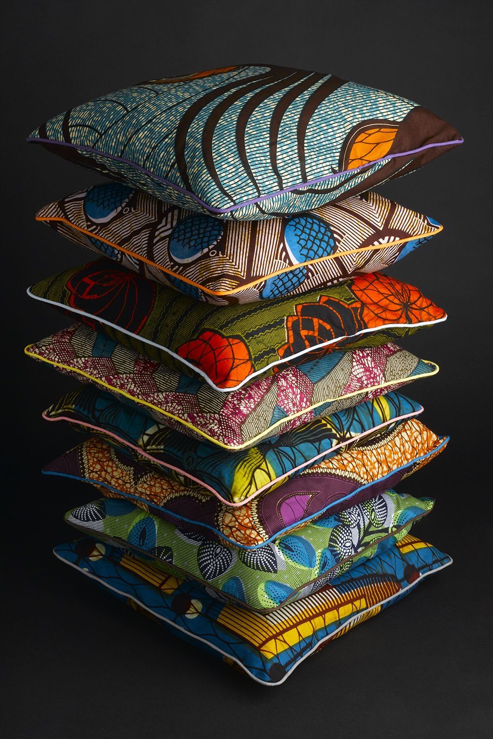 Pile de coussins en tissu wax colorés