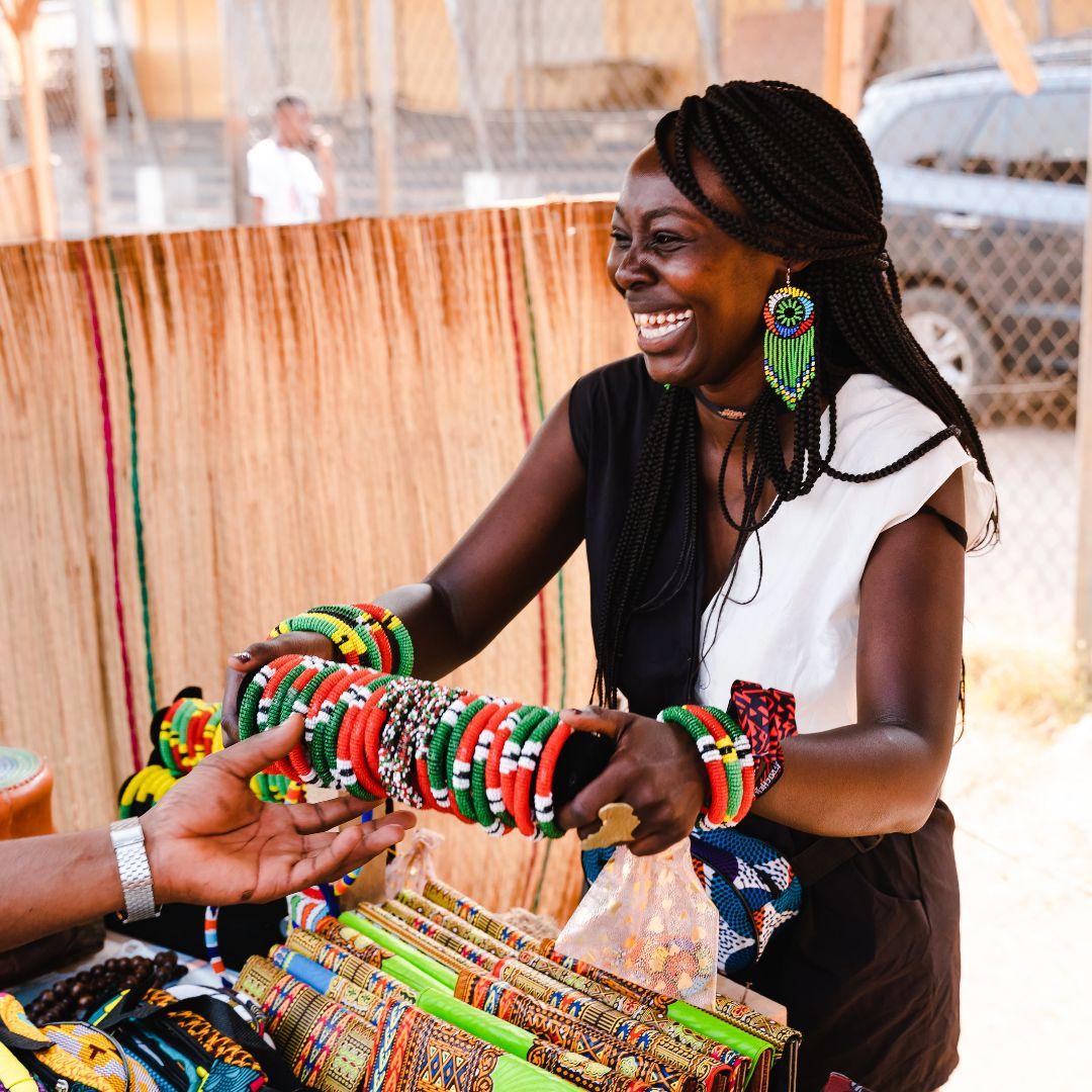 Visiteuse souriante au marché
