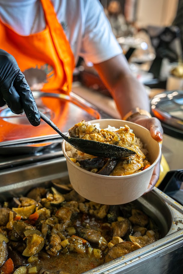Service d'un plat traditionnel antillais